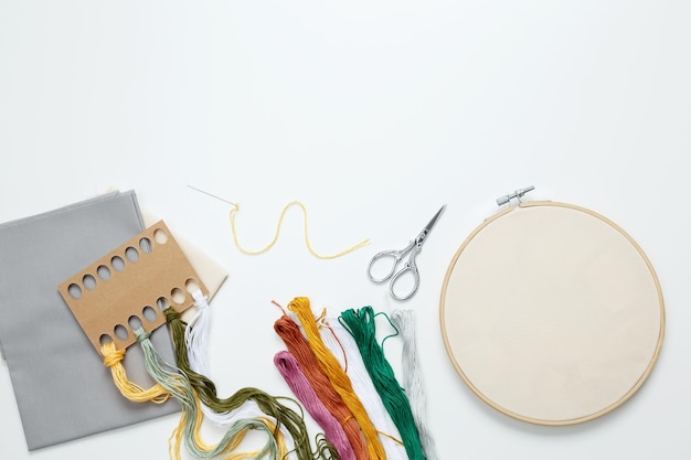 Materiały do haftu na stole